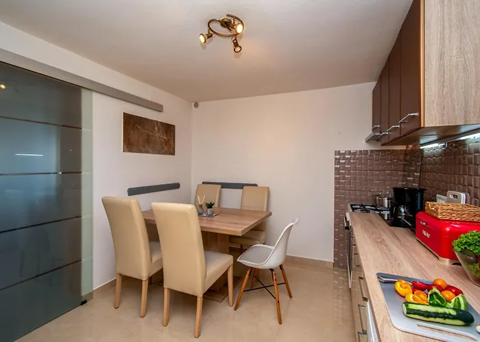 Villa Enard With Jacuzzi By Istrabook Valtura