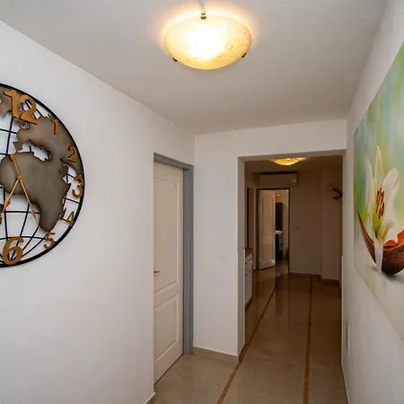 Enard With Jacuzzi Villa *