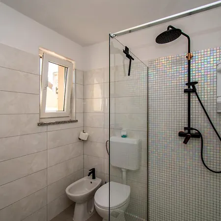 Enard With Jacuzzi Villa Valtura