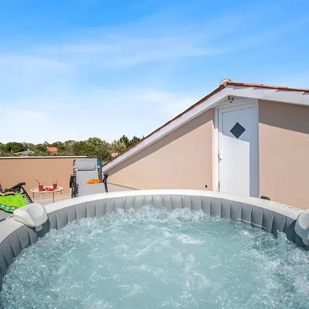 Enard With Jacuzzi *