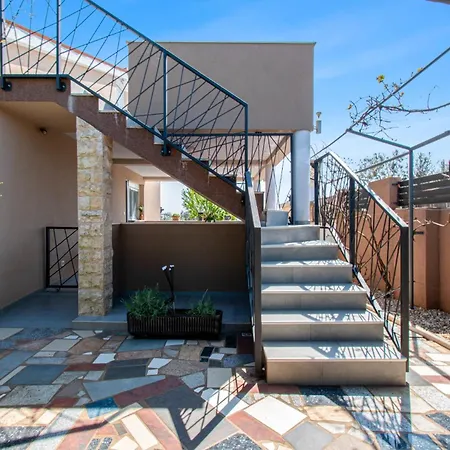 Enard With Jacuzzi Villa