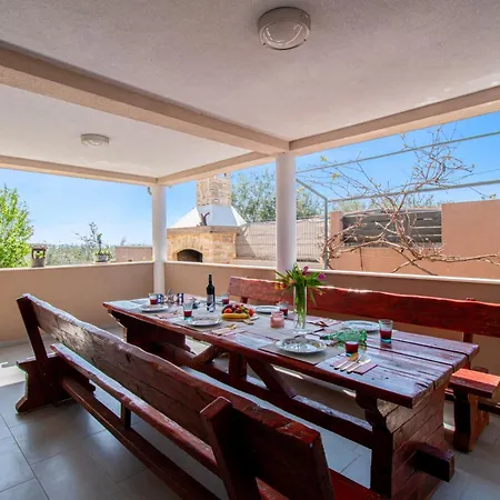 Enard With Jacuzzi Villa Valtura