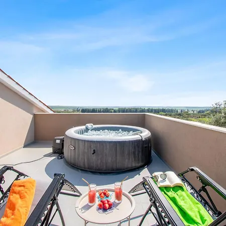 Villa Enard With Jacuzzi Valtura
