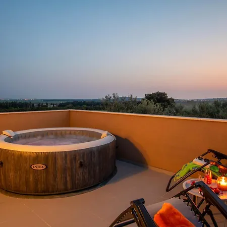 Enard With Jacuzzi